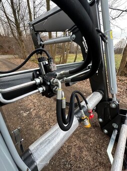 Čelní nakladač na traktor HYDRATRAC 1600 - 12
