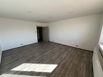 Unikátní dvougenerační vila, pozemek 540m2, studna, Hradec K - 12