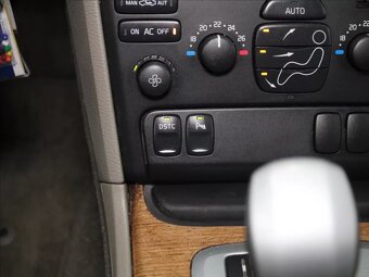 Volvo XC90 2,9 T6 4x4 AT 7-míst 1.majitel 200 kW automat zel - 12