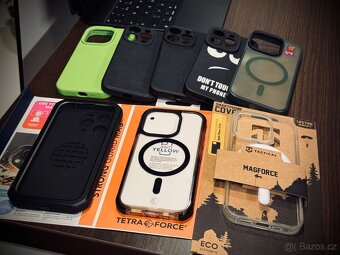 iPhone 15 Pro 256gb White + 8x obal + 2x sklo - 12