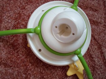 Playskool Kolotoč nad postýlku broučci, hraje a svítí - 12