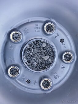 Pěkná zimní kola Škoda Karog 215/60/16, vzorek 8mm - 12