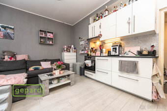 Spoluvlastnický podíl 1/2, rodinný dům Káranská, Praha 10 -  - 12