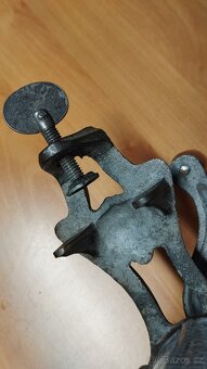 Velmi starý velký mlýnek na strouhanku  IDA - 12