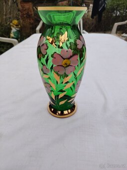 Zelená skleněná váza s květy - 12