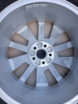 Pěkná zimní orig alu kola Škoda Kamiq 205/55/17 8mm - 12