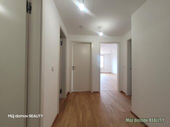 Pronájem nadstandardního bytu 2+kk, 54 m s lodžií, sklepem a - 12