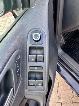 Volkswagen Golf VI 2.0 TDI 81 kW Highline - 12