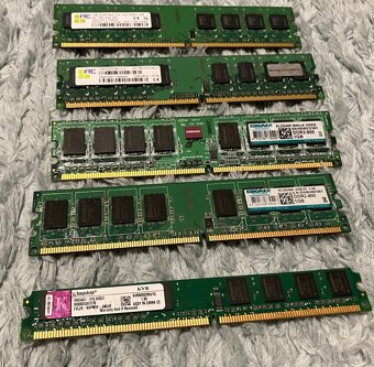 Paměti RAM do PC, typu DDR, DDR2 a DDR3, uvedená cena za vše - 12