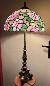 Velká lampa Tiffany vitrážové sklo a mosazná noha - 12