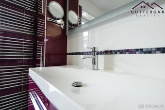 Elegantní rodinný dům s garáží a pozemkem 1.261 m2 v Městě T - 12