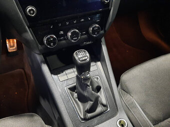 Škoda Octavia Combi 2.0 TDI RS - 12