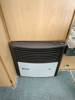 REZERVACE Karavan Burstner Fun 495 - podélné postele - 12