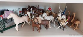 Schleich koně, stáje, sanitka, přepravní auto, mycí box - 12