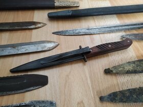 Hromada vojensk´ých bodáků,tesáků a nožů - 12