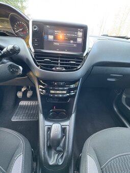 Peugeot 208 1.0 benzín - 12