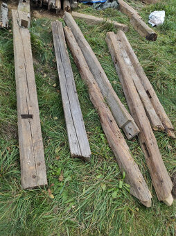 ručně tesané trámy ze střechy - 12