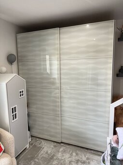 Velká šatní skříň - skleněné dveře - 12