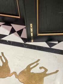 Dveře, regály, police, vitríny - 12