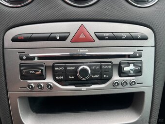 Peugeot 308 2.0HDI 110kW,panorama,senzory - 12