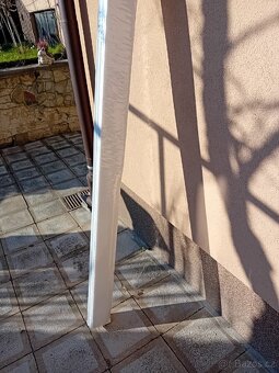 Bíle shrnovací dveře - 12