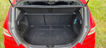 Hyundai i30 1.6CRDi 85kW hatchback - 12
