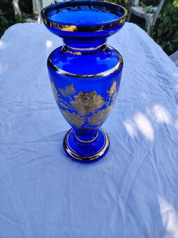 Modrá skleněná váza se zlatým motivem - 12