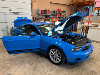 Ford Mustang, 4,0L manuál - garážovaný - 12