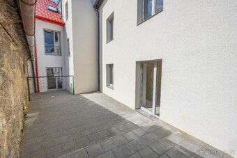 Stylový ateliér 1+kk se soukromou terasou - 12