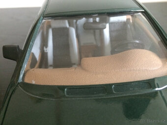 1:18 BMW 850 CSi - 12