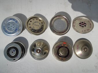 Reproduktor v  plastové skřínce , různá sluchátka atp . - 12