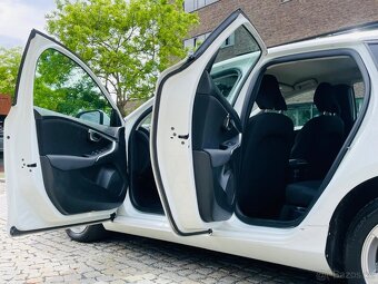 Volvo V40 2.0 D3 5VÁLEC AUTOMAT LED Bi XEN VÝHŘEV SERVISKA - 12