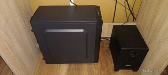 Počítač s monitorem, repro soustavou počítačovým stolem - 12