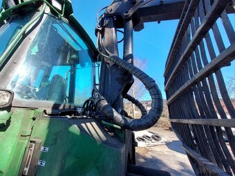 Vyvážecí traktor J. Deere 810 D - 12