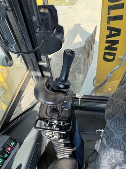 Traktorbagr New Holland B100 C - 12