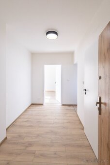 Pronájem bytu 2+1, 52 m², Praha – Chotutická - 12