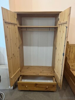 Krásná dřevěná Ložnice IKEA HURDAL z masivu Komplet - 12