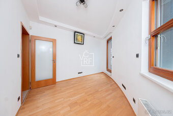Prostorný střešní byt 3+1 s terasou - 90m2 + 30m2 terasa, Pr - 12