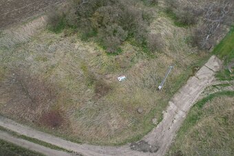 Malý pozemek u silničního přivaděče - 12