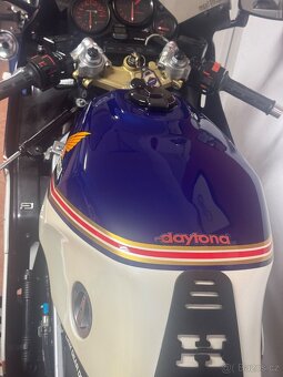 Honda VF1000 R - 12