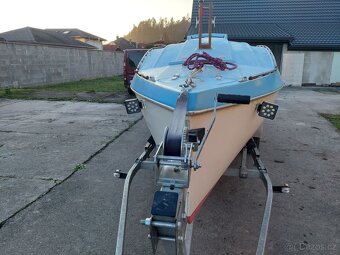 Kajutový motorový člun - 12