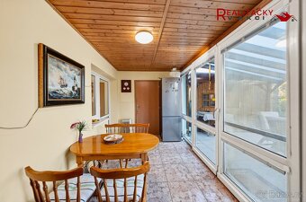 Rodinný dům s prostornou garáží, dílnou, vinným sklepem a vý - 12