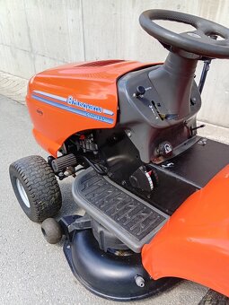 Prodám zahradní traktor Husqvarna 17.5Hp Hydro - 12