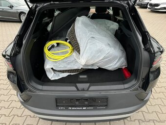 Volkswagen iD.4 150kw/tažné/panorama/kamera/tepelko/matrix/ - 12
