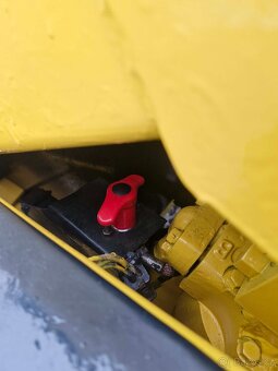 UNC 060 - Smykový nakladač - 12