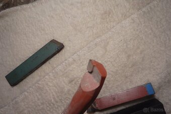 Příslušenství k soustruhu: vrták, nože, - 12