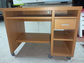 Prodám hezký PC stůl.š-96,v-76,h-69 cm - 12