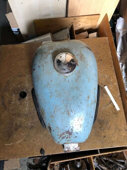 Nádrž víko nádrže kastlík IŽ 350 IŽ 49 DKW - 12