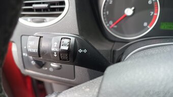 FORD FOCUS kombi 1.6i-74KW-benzín-GHIA - 12