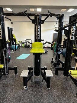 Vybavení fitness centra - posilovací stroje - 12